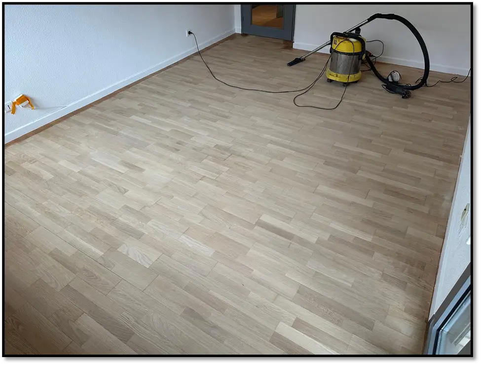 Parquet rénové après ponçage et vitrification